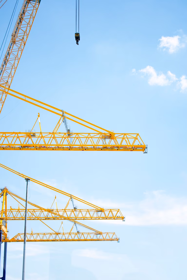 Grúas en una obra de construcción