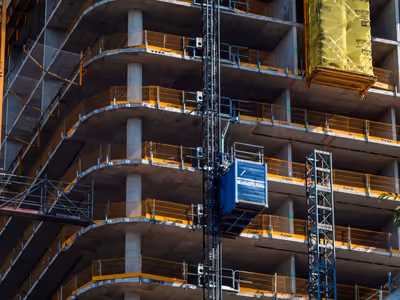 Obra de construcción con grúa y estructura de concreto